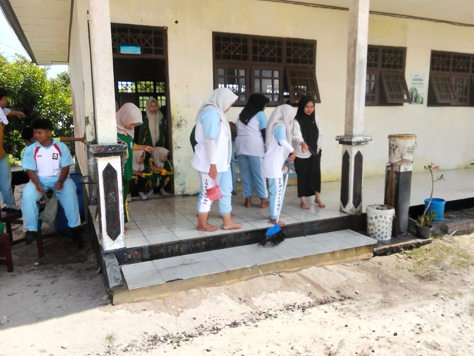 Bangga! Semangat Gotong Royong SMAN 1 Hanau Sukseskan Program ASRI (Aman, Sehat, Resik, Indah)